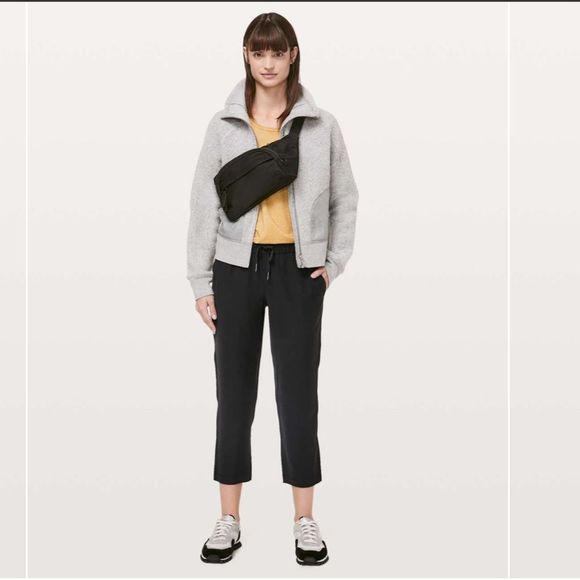 Lululemon On The Fly Crop *Woven 23" in Black - Picture 2 of 14